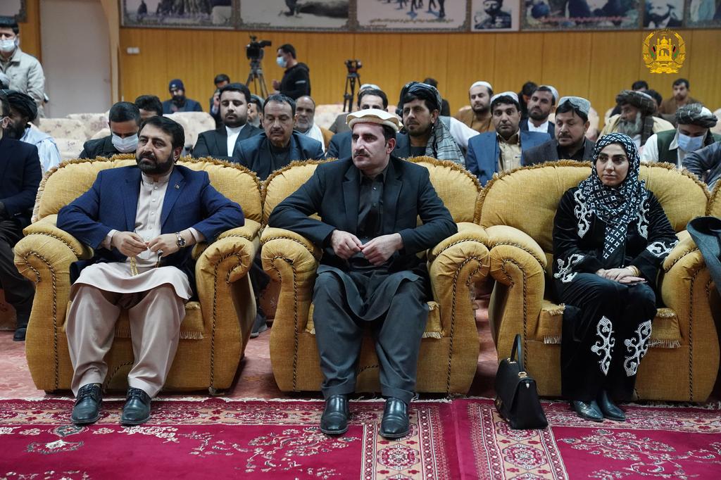 ARG_AFG's tweet photo. د افغانستان د اسلامي جمهوریت جمهوررئیس محمد اشرف غني کندهار ولایت ته د خپل سفر پر مهال نن ماښام د کندهار ولایت یو شمېر سوداګرو، پانګوالو او صنعت کارانو سره کتنه کې د دوی ستونزې او وړاندیزونه 
واورېدل. https://t.co/O05cLfDq6V