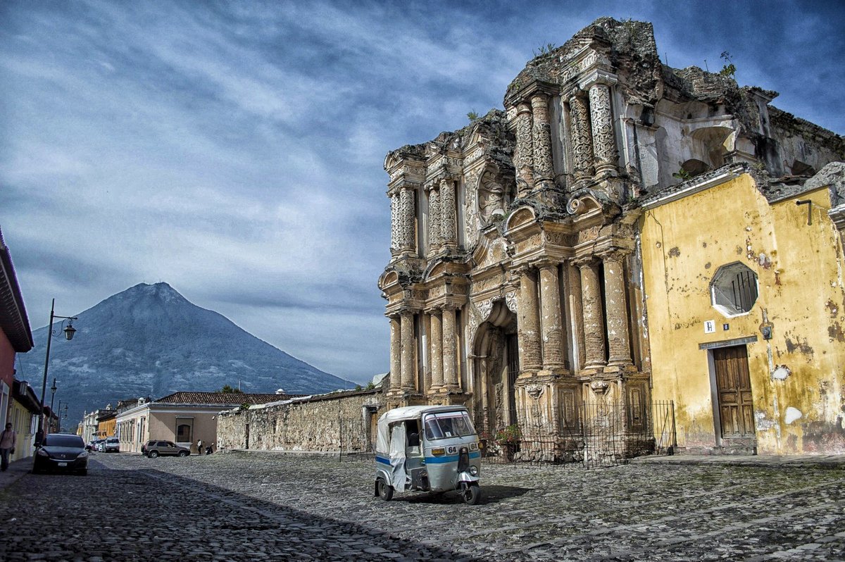 DavidRojasGt's tweet photo. Resulta que ahora hasta para tomar fotografías en Antigua Guatemala hay que tener un permiso municipal, a tal grado de que si uno no lo tiene y no acata la orden, te pueden "confiscar" el equipo. ¡No chinguen! ¿Qué daño se está haciendo? https://t.co/2OwfYX6eml