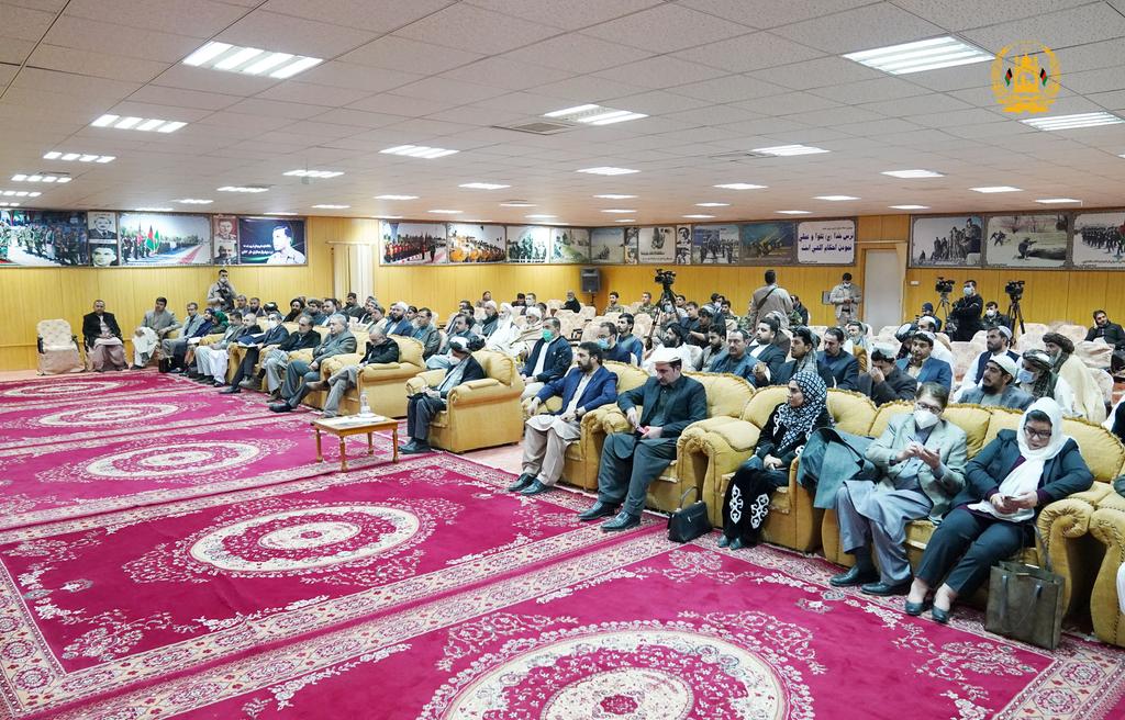 ARG_AFG's tweet photo. د افغانستان د اسلامي جمهوریت جمهوررئیس محمد اشرف غني کندهار ولایت ته د خپل سفر پر مهال نن ماښام د کندهار ولایت یو شمېر سوداګرو، پانګوالو او صنعت کارانو سره کتنه کې د دوی ستونزې او وړاندیزونه 
واورېدل. https://t.co/O05cLfDq6V