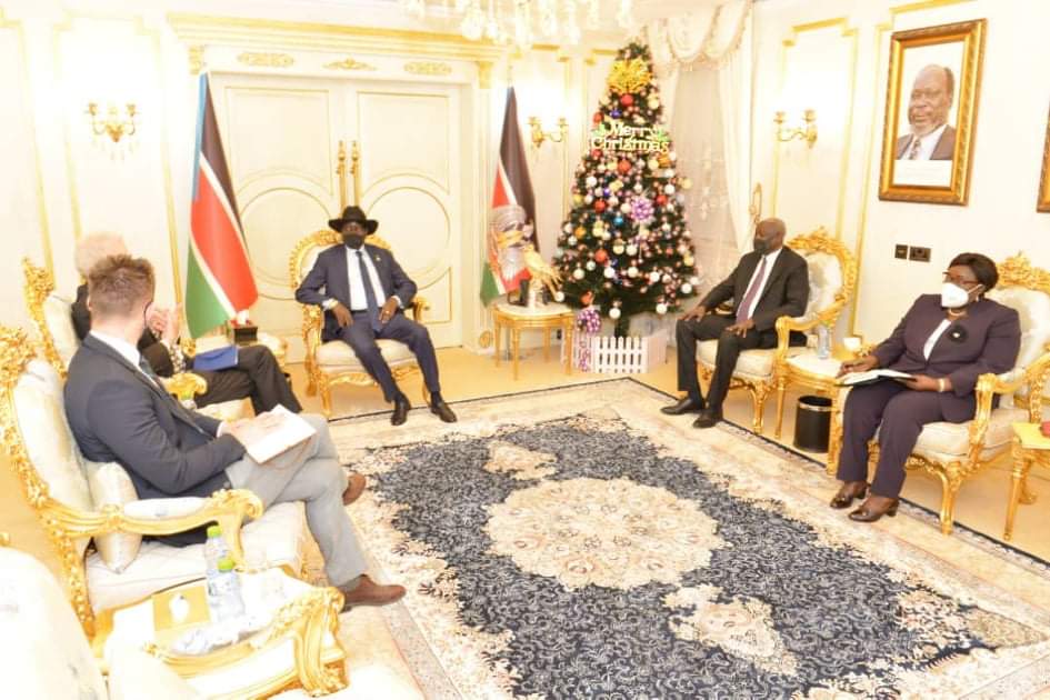 StateHouse_J1's tweet photo. H.E. President Salva Kiir Mayardit bid farewell to the outgoing UK Ambassador to South Sudan, Chris Trott, whose years of tenure in South Sudan has come to an end. 

The President commended the bilateral ties and cooperation between South Sudan and the United Kingdom. https://t.co/UhclVuMkPv