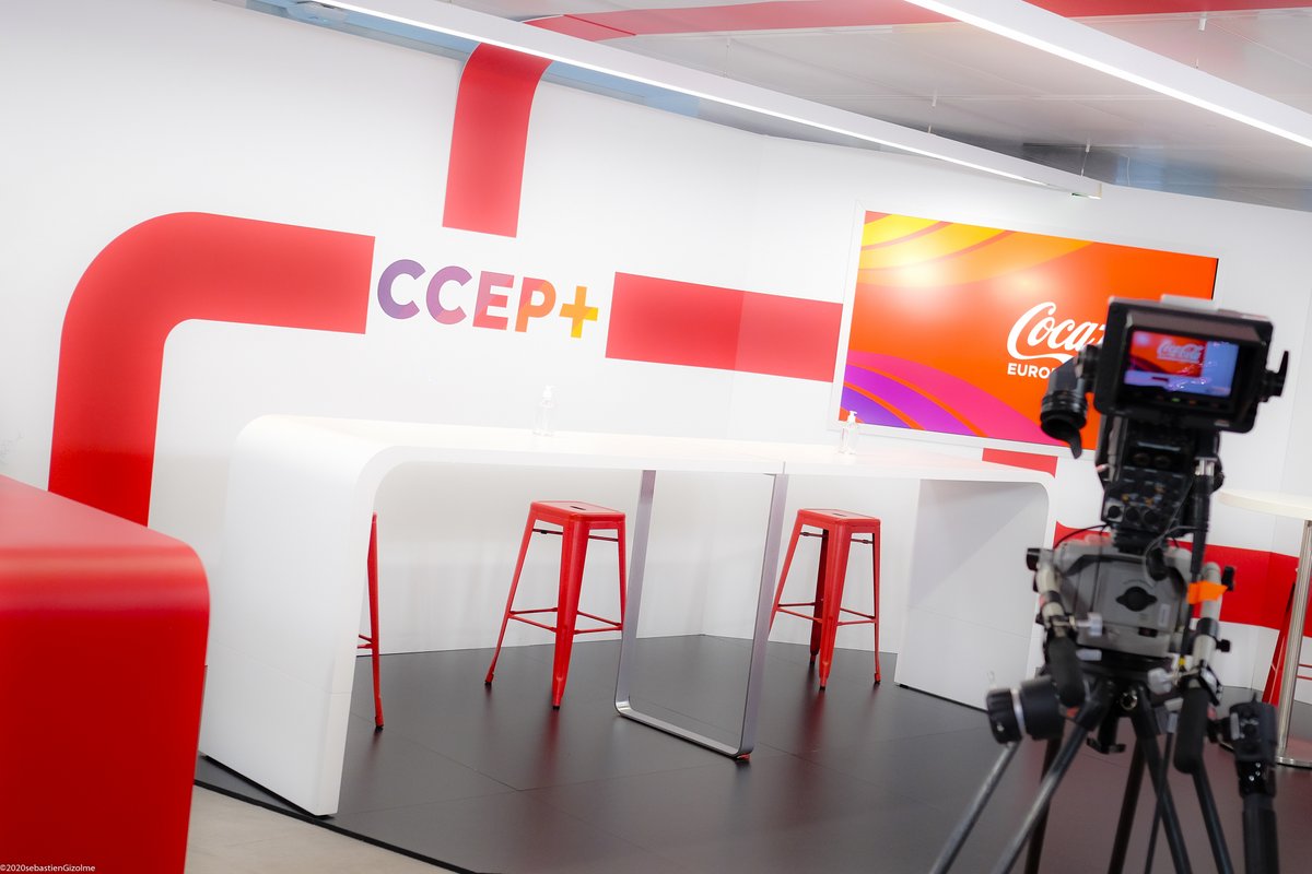 cocacolafr's tweet photo. La Convention annuelle CCEP, 100% digitale, a réuni aujourd’hui près de 1300 collaborateurs ! Au programme, 4h de direct sous forme d'émission avec ITW, reportages et surprises pour dévoiler les plans des #marques 2021, les engagements #RSE, les #innovations… Bravo aux équipes ! https://t.co/aFRDBbrWdn