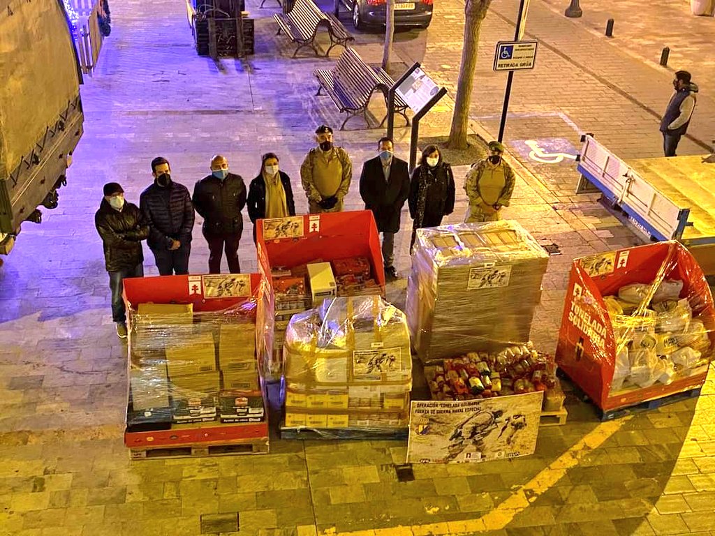 CaminoCaravaca's tweet photo. 👣🎒 Los miembros de la Unidad de Fuerza Especial de Guerra Naval ya están en el #CaminodelaCruz.
Dentro de la campaña #ToneladaSolidaria, la pasada madrugada entregaron en Mula una tonelada de comida para el Programa de Alimentos municipal.
👉🏽https://t.co/olyvkGN8zA https://t.co/rKNG6TeuYc