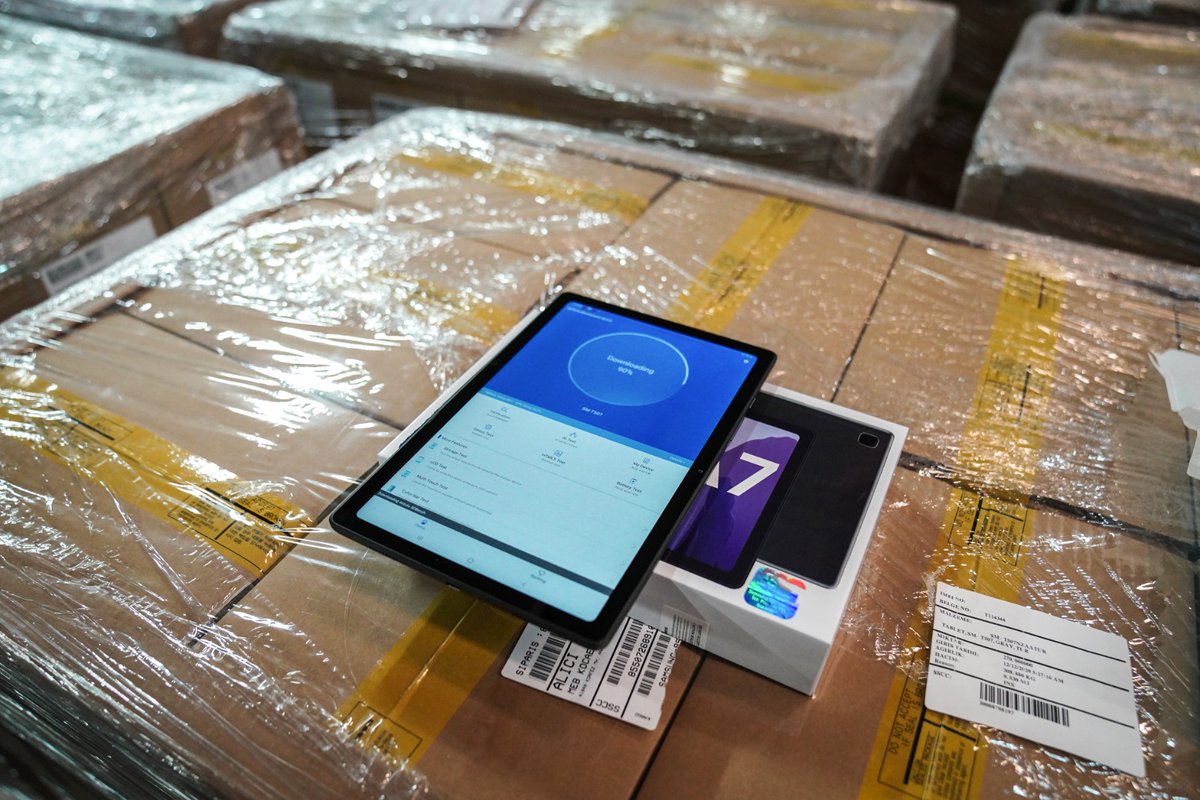 Uzaktan eğitim sürecindeki tablet bilgisayar dağıtım stratejimizde öncelikli ihtiyaç sahibi öğrencilerimize resmî veriler üzerinden ulaşmaya devam ediyoruz. Bir yandan destek kampanyaları hızla sürerken Bakanlık olarak yaptığımız 500 bin tablet dağıtımımızın ikinci fazındayız.