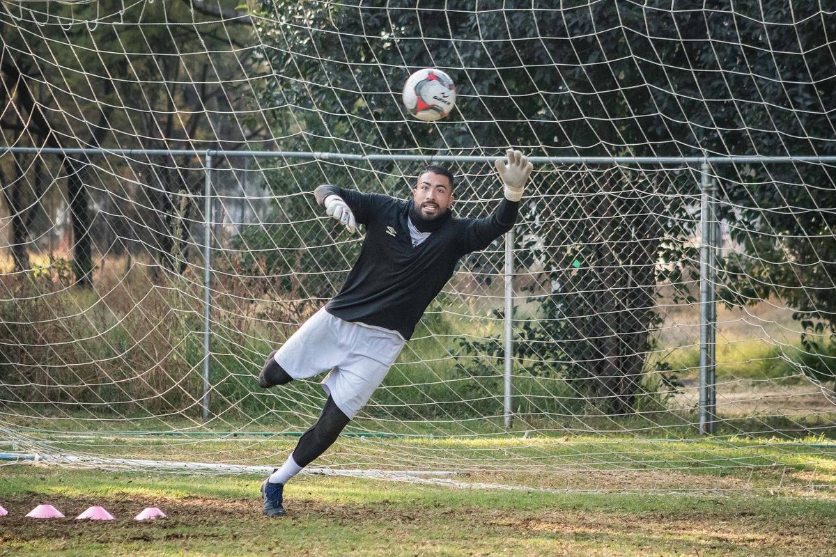 fuerzachilanga's tweet photo. Para llegar a la meta, se debe de trabajar diario. 👊🏼⚪️⚫️⚪️ 

#FuerzaChilanga #SoyDelCapi https://t.co/LbekJXnLk3