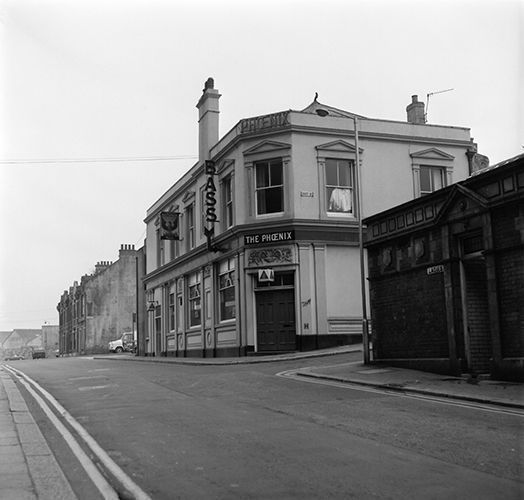 PhotosClive's tweet photo. The year 1973 and the Phoenix Tavern, 11 #Phoenix Street, #Stonehouse PL1 3NW in #Plymouth #Devon. This #photo and other old #pub photos at https://t.co/g2igMR3kSp or go to #Alamy.com and search for A8FN03 #devonpubs #pubsofdevon @this_devon #plymouthpubs #pubsofplymouth https://t.co/QZUPpCI4YZ