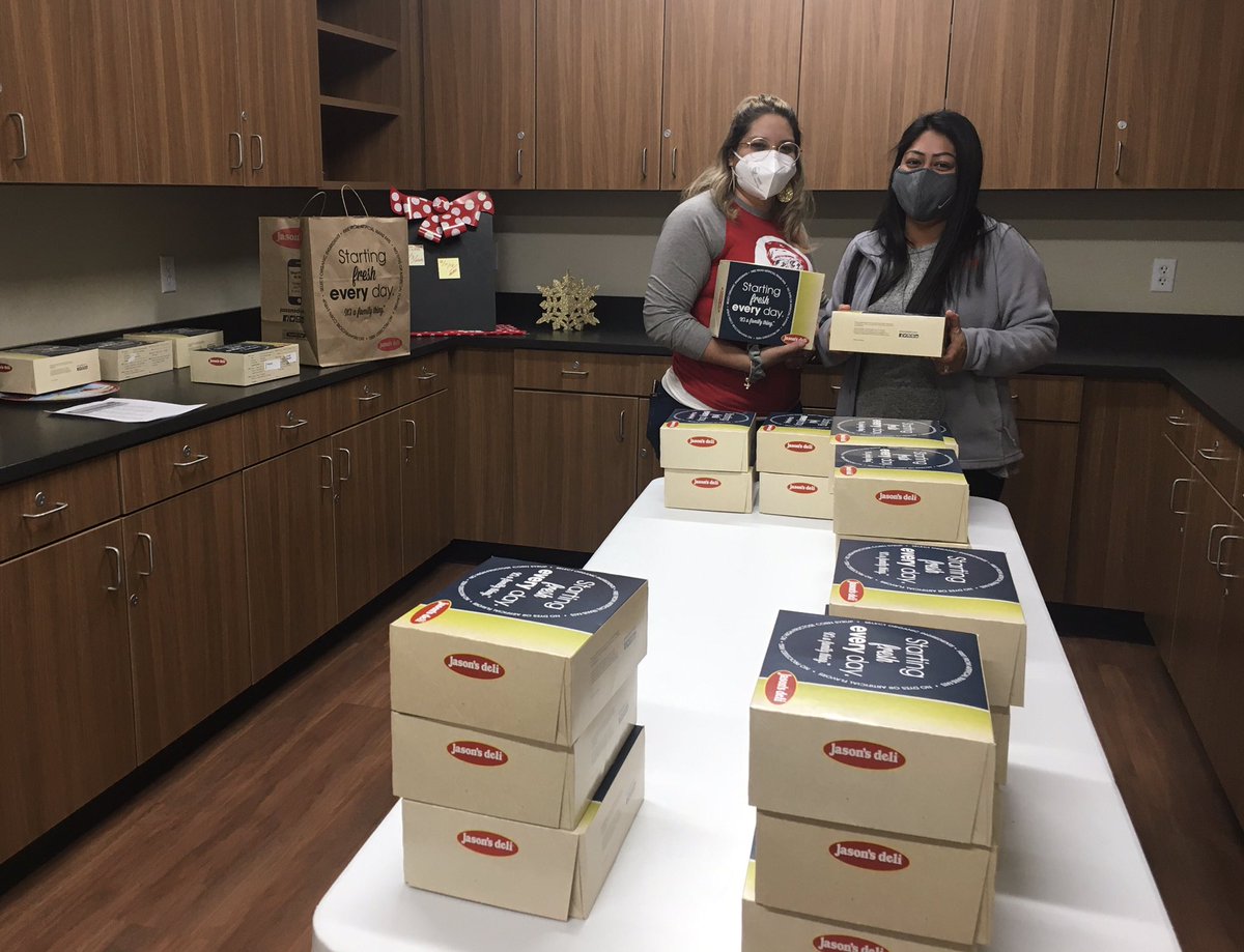 mathlady2014's tweet photo. Celebrating the staff by providing lunch! Our team is the best! @IMMSLions #castleberryisd #DecemberToRemember2020 https://t.co/fI4BhmhznT