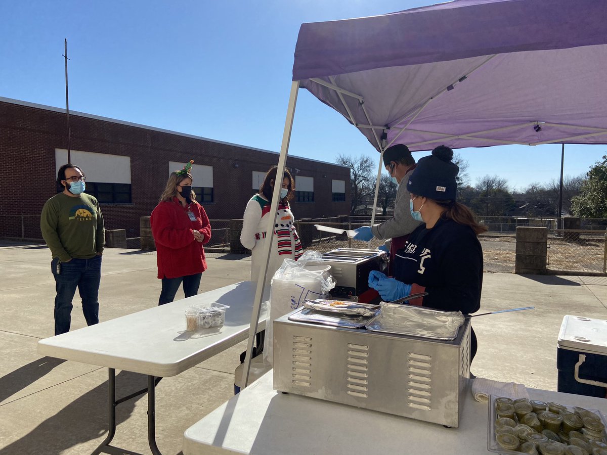 vanessacuarenta's tweet photo. Taco ‘bout an awesome Christmas at MES! Wishing our wonderful teachers, staff, and scholars a wonderful and safe Winter break! 💜💛 @JanaeCapshaw @n4god @_AHughes85 @ShanaDay147 https://t.co/iUo6Uepa5I