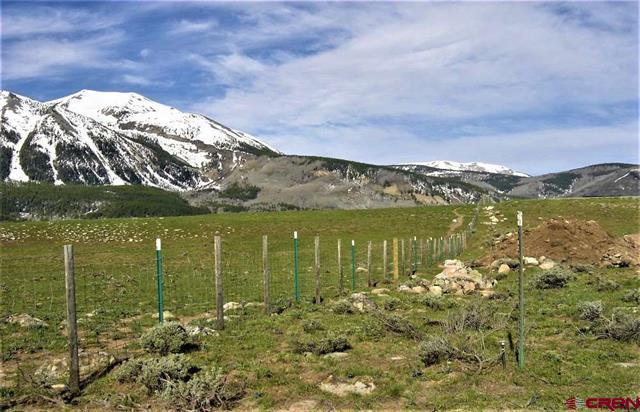 PremierMountain's tweet photo. Under Contract! 734 S Avion Drive is a great lot in Buckhorn Ranch with open/green space on two sides and boarders the fence-line of a large ranch to the West. Due to the surrounding green spaces this lot offers immense southern gain and unobstructed views of Whetstone mountain. https://t.co/gGLHt9MtSL