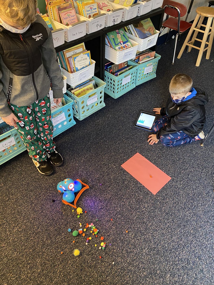 kayleyheeter's tweet photo. 2nd graders using their iPads to code @DashanddotNL Robots to plow the snow!!! 🤖❄️ @RidgewoodES @HilliardSchools #ReadyForTomorrow https://t.co/cwXyxh8GPW