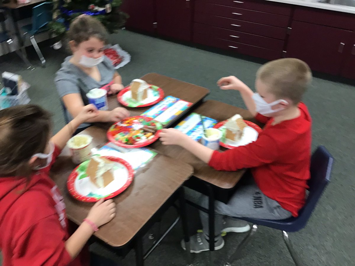 JCDMrsPindell's tweet photo. #gingerbreadhouse https://t.co/Yj9oUhD6ej