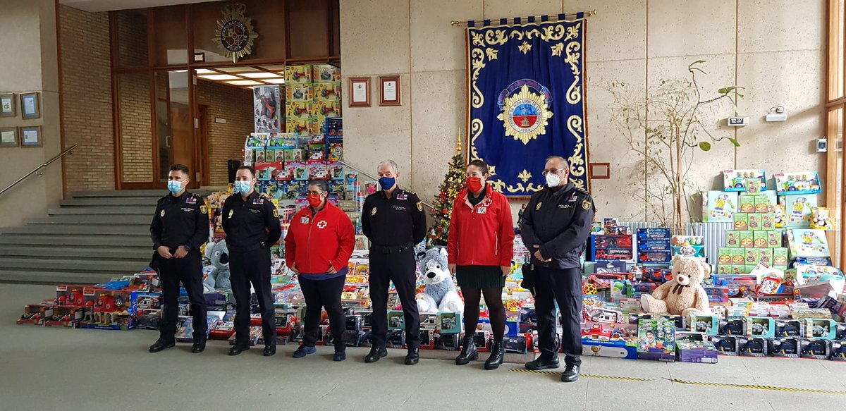 policia's tweet photo. Así ha sido la entrega de #juguetes ⚽🎲🧸 de este año a @CruzRojaEsp‼

Una campaña de recogida de juguetes de la XXXVI Promoción de Escala Básica de la #EscuelaNacionalDePolicía de #Ávila @PoliciaEscuela 

13.800 € que irán destinados a crear nuevas ILUSIONES 👧👦💙 https://t.co/iZnEnqc3RZ