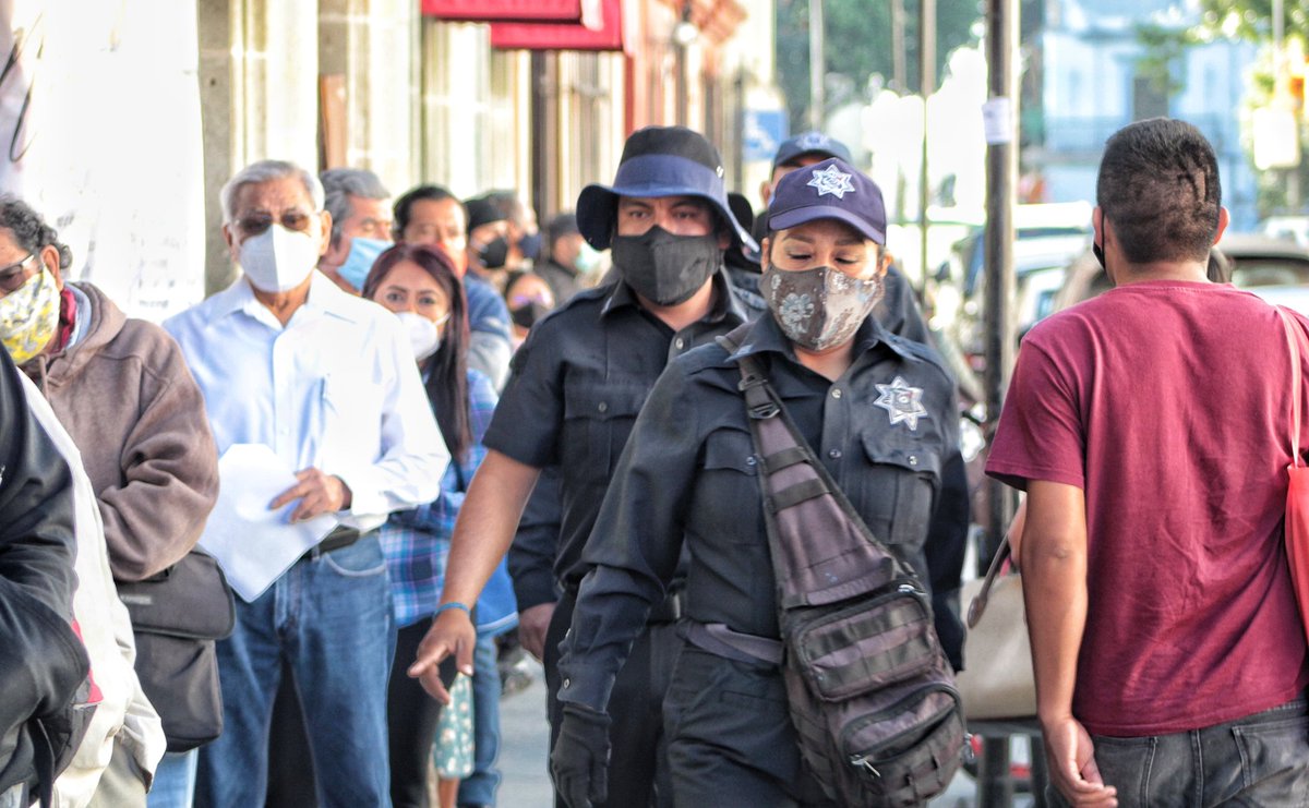 TransitoyMovOax's tweet photo. Elementos de Policía Vial, dan recomendaciones para evitar el contagio del #COVID19, invitando a respetar la distancia mínima entre personas y usar mascarillas en filas de bancos. #NoTeConfies https://t.co/SXoZ9hFJLG