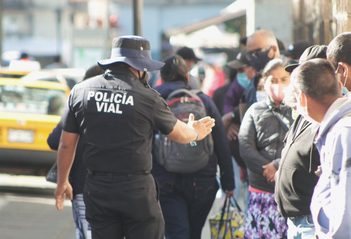 TransitoyMovOax's tweet photo. Elementos de Policía Vial, dan recomendaciones para evitar el contagio del #COVID19, invitando a respetar la distancia mínima entre personas y usar mascarillas en filas de bancos. #NoTeConfies https://t.co/SXoZ9hFJLG