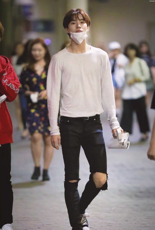 foto foto fansitenya di era rookies saat pergi ke konser EXOr'dium pernah menggemparkan pada masanya.IYALAH, ROOKIES AJA MODELANNYA GINI GIMANA PAS DEBUT