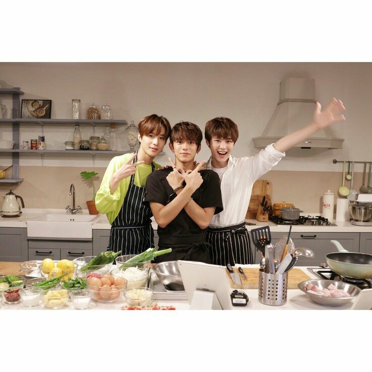 oh iya, kun itu resmi debut 2018 ya gais. Sebenarnya dia muncul di debut NCT U - without u tapi versi china. dan itu belum kehitung resmi debut, jadi dia masih ngikutin luwoo rookies era.kun resmi debut dengan lagu BOB NCT 2018.