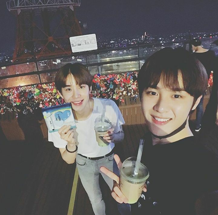 oh iya, kun itu resmi debut 2018 ya gais. Sebenarnya dia muncul di debut NCT U - without u tapi versi china. dan itu belum kehitung resmi debut, jadi dia masih ngikutin luwoo rookies era.kun resmi debut dengan lagu BOB NCT 2018.