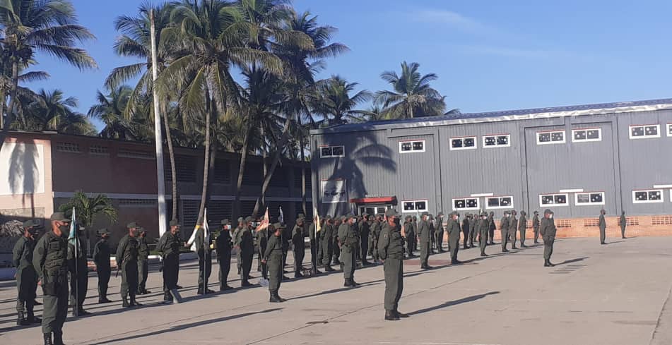 GRART13's tweet photo. El personal disponible de @GRART13 asistió a formación en el patio de la @AB_Brim1 para presenciar la disertación de la síntesis alusiva a la vida de nuestro Libertador SIMÓN BOLÍVAR, con motivo de los 190 años de su siembra. @ArmadaFANB @AB_COMANDOIMB https://t.co/iqMV5kkQZ1