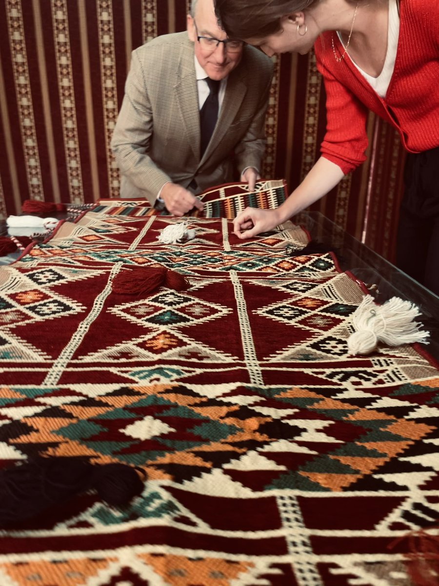 GermanyinKSA's tweet photo. German Ambassador Jorg Ranau admiring a piece of Al-Sadu weaving in the embassy’s premises in #Riyadh. 
“Congratulations to Saudi Arabia &amp; to Prince Badr Al Saud for adding Al-Sadu to #UNESCO’s list of #IntangibleHeritage”  🇩🇪🤝🇸🇦 https://t.co/FELcsd9BFV