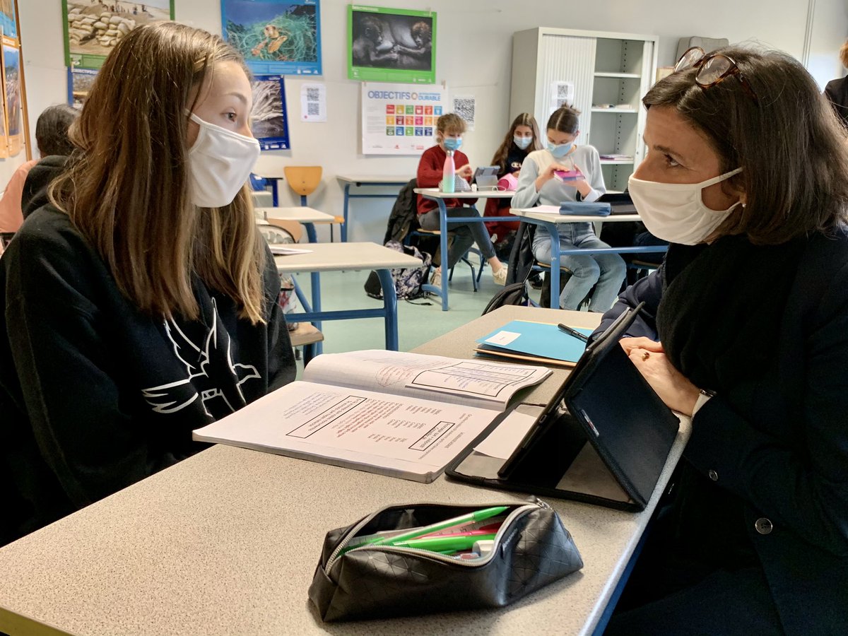 avyelimas's tweet photo. Visite du collège REP @ronsard86 dans lequel les usages numériques favorisent autant l’apprentissage en classe que la continuité pédagogique en-dehors.
👉 L’@education_gouv agit, avec les collectivités, pour équiper et former les élèves et leurs professeurs. https://t.co/kCdkgPNMeI