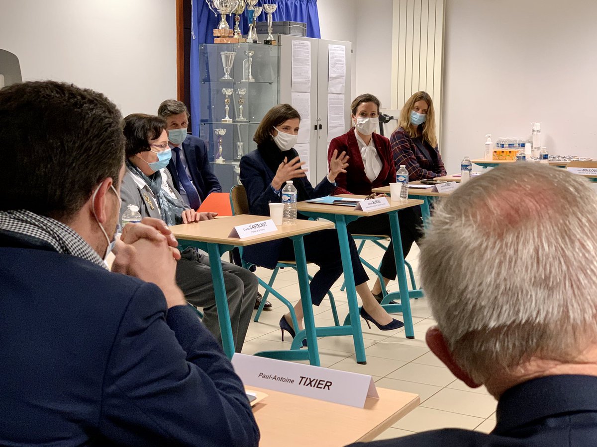 avyelimas's tweet photo. Visite du collège REP @ronsard86 dans lequel les usages numériques favorisent autant l’apprentissage en classe que la continuité pédagogique en-dehors.
👉 L’@education_gouv agit, avec les collectivités, pour équiper et former les élèves et leurs professeurs. https://t.co/kCdkgPNMeI