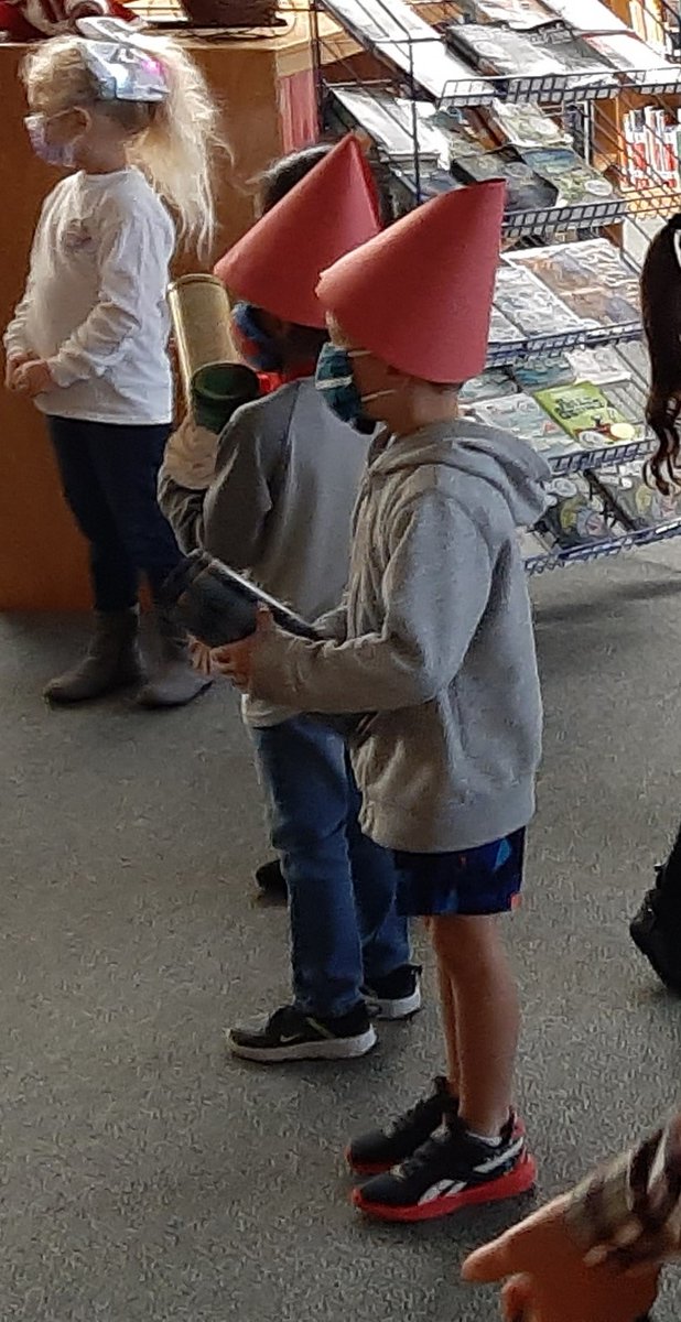 FesCommons's tweet photo. Santa's Elves are taking over Forestbrook Elementary #HCSLibraryMedia #HCSLibraries #ForestbrookElementary #horrycountyschools #HCSinfo #learningcommons #LeadHCS https://t.co/n8oOsxEzq3