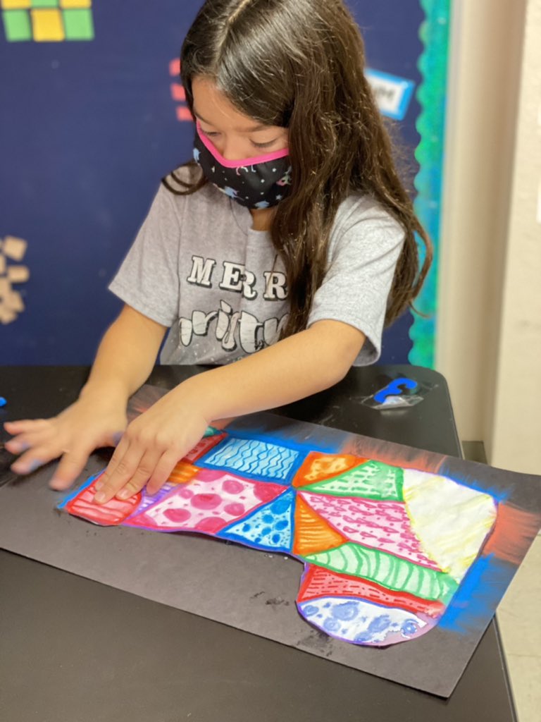 2nd grade artist at work! Check out those patterns! ❤️🤗
<a href="/JustinJags/">Justin Elementary</a> <a href="/NISDFineArts/">NISD Fine Arts</a> #elementaryart