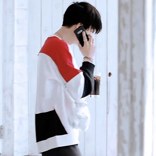 MechandKimchi's tweet photo. Taegi AU- Where Yoongi accidentally dials the wrong number and Tae answers. They end up talking the whole night and pine for each other. Little do they know that they closer than they think. https://t.co/tHcZTLhsbI