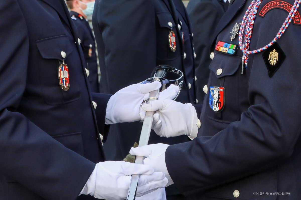 🎥#HistoireDeFILT Après 32 semaines passées au sein de l'Ensosp, les 48 #officiers-élèves de la #FILT100 terminent officiellement leur #formation de #lieutenant #1C lors de la #cérémonie de remise des sabres. Désormais chefs de groupe, ils vont rejoindre leur #SDIS d'affectation