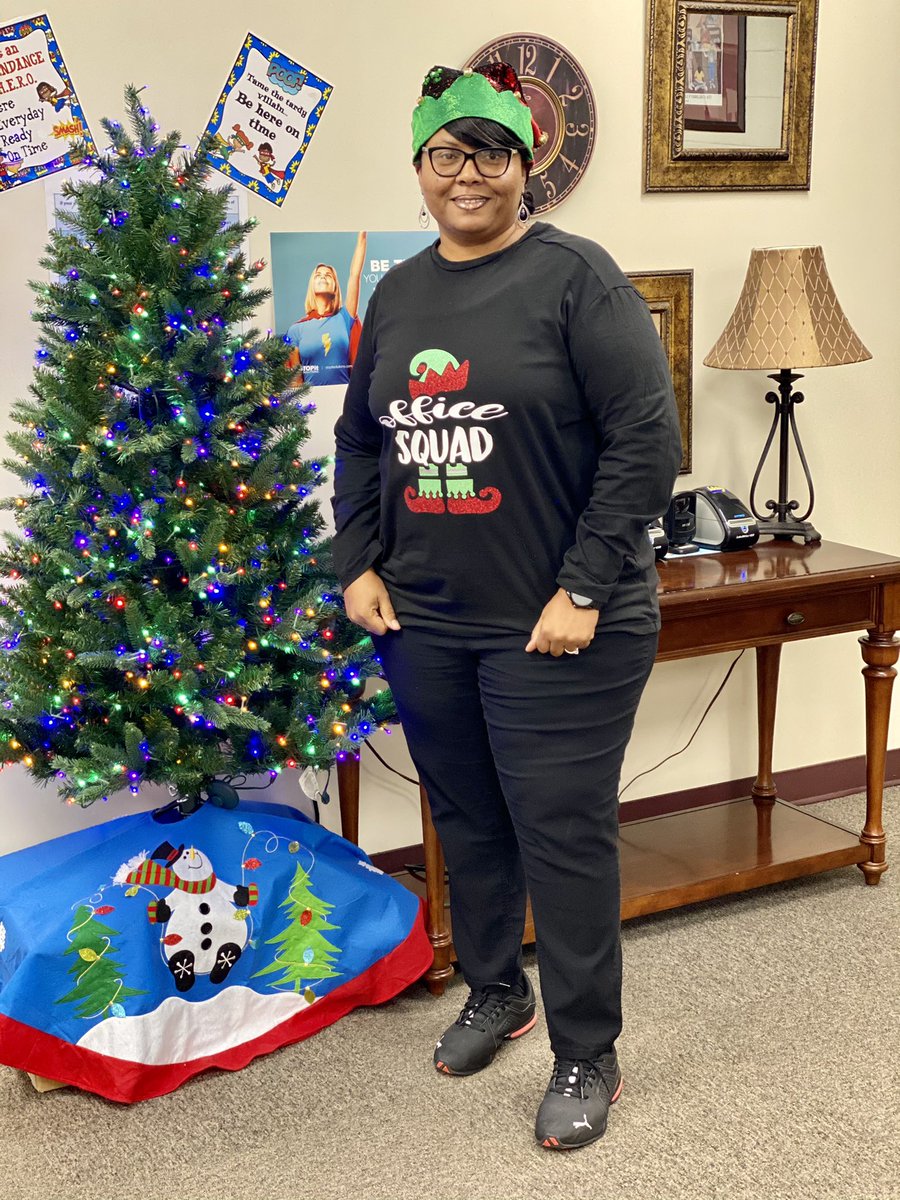 KanishaMalachi's tweet photo. #elfsquad #nursesquad #officesquad #BISelflife #niceelf #naughtyelf #holidays https://t.co/nVIqs6HEew