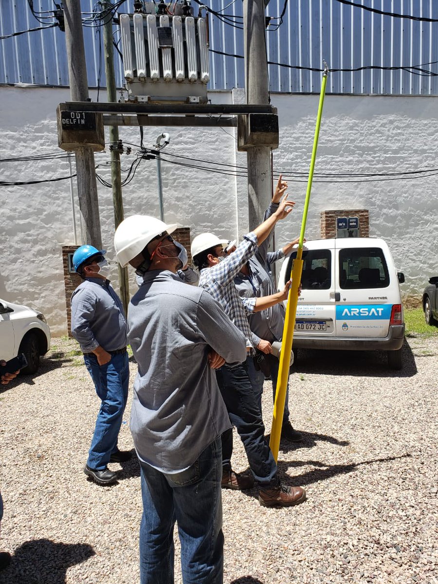 ARSATSA's tweet photo. Conocimiento fundamental para el personal técnico que trabaja en el parque de antenas satelitales y el Centro Nacional de Datos, para contar con estándares de seguridad adecuados y reducir todo tipo de riesgo, al realizar la instalación de equipos y su mantenimiento. #EquipoARSAT https://t.co/nMHveBgrQC