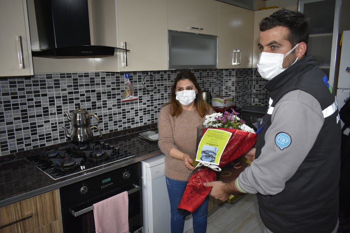 AksaSanliurfa's tweet photo. Hilvan ilçemizde,temiz ve ekonomik bir yakıt olan doğalgazın ilk kullanıcısı olan abonemiz, evinde ziyaret edilerek doğalgaz ile pişirilen çay ikramında bulunmuşlardır. #hilvan #aksa #doğalgaz #herilçeyedoğalgaz @DasdemirHuseyin @YASARARSLN1 @alperkonyali @DOGALGAZAKSA https://t.co/KI101G76U0