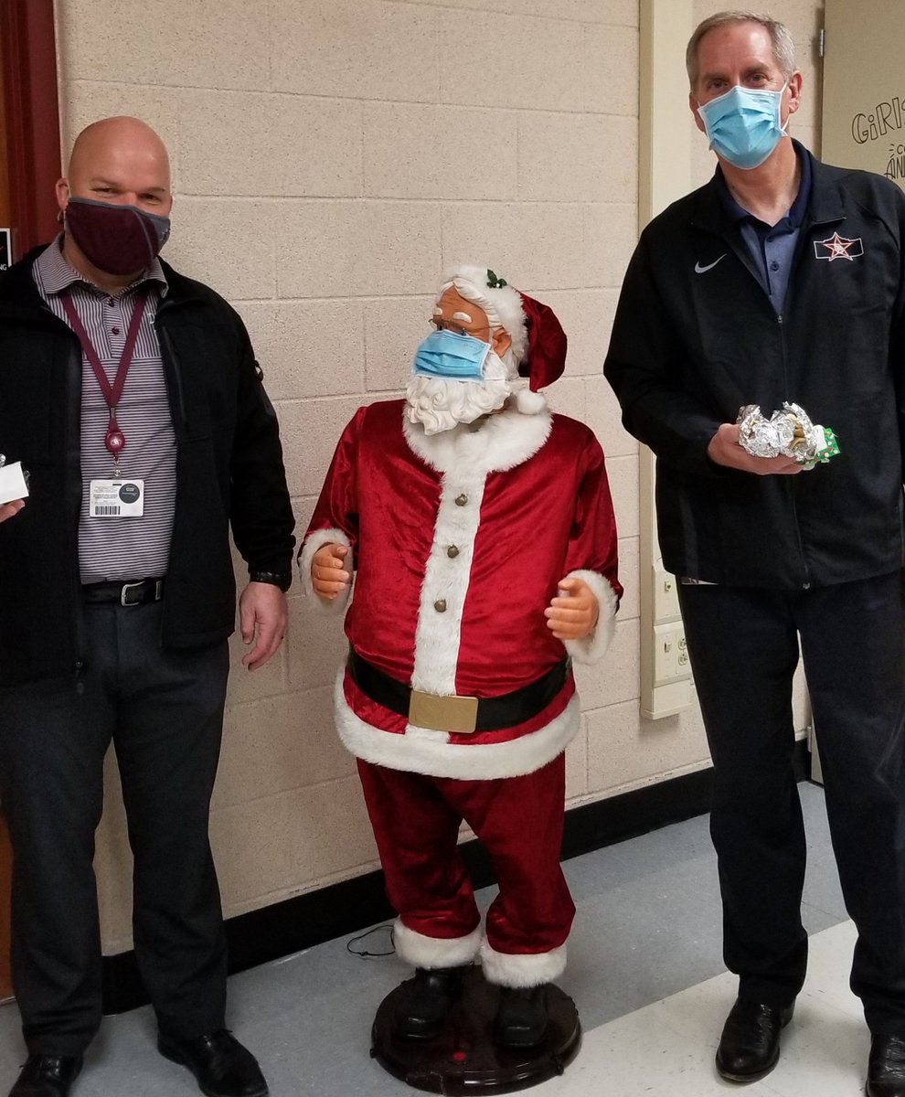 FamilySPCLST's tweet photo. Driscoll is on the nice list! Santa🎅 stopped by to spread holiday joy! Thank you @eddiestacohouse ❤ for breakfast for Teacher🍎elves!☃️❄@DriscollMs @driscmslibrary @Driscoll_ath @NEISDfam @NEISD https://t.co/kyG6HEB90L