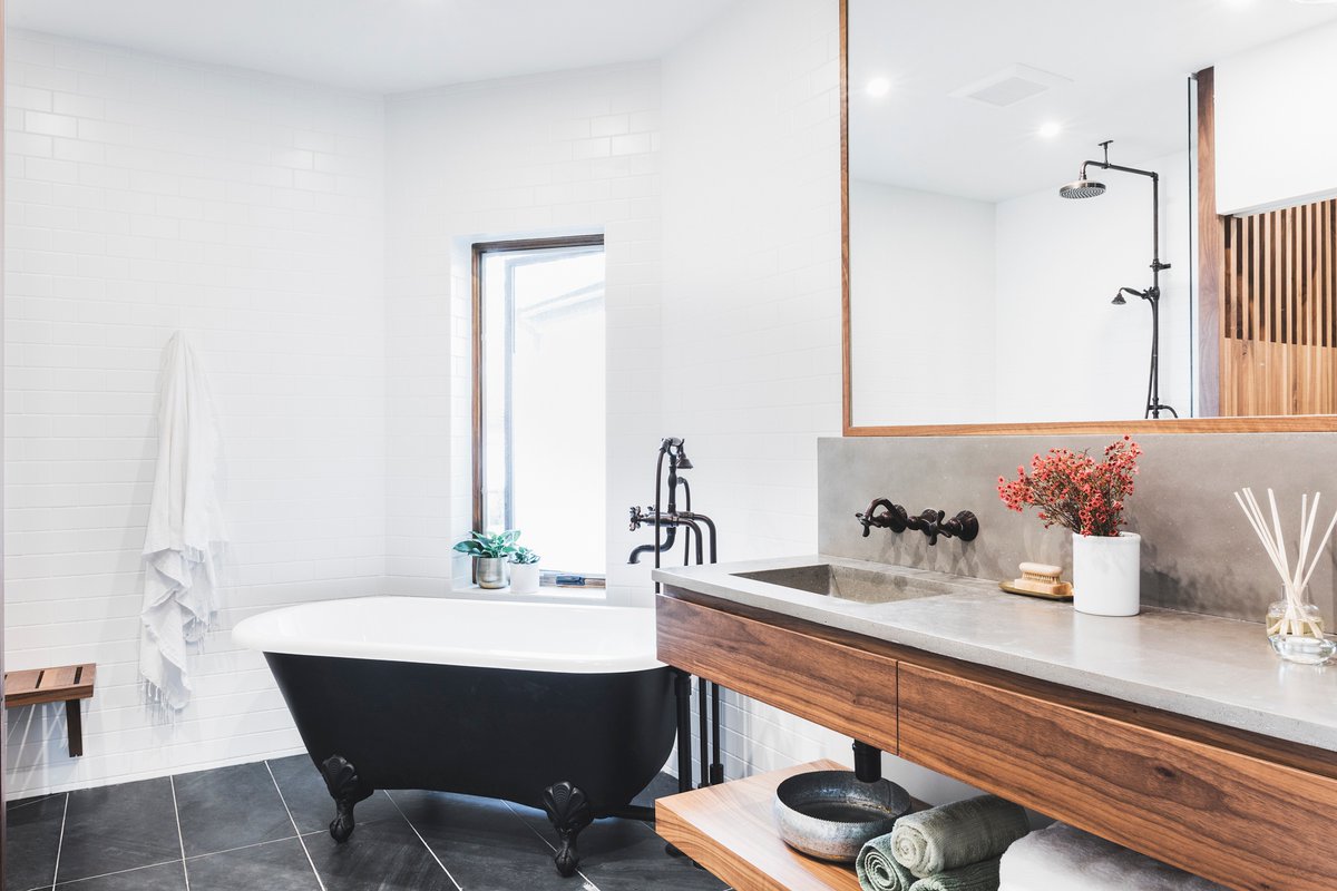 Our traditional baths can work just as well in a contemporary space as a classic one. We love the look of the Wessex in this gorgeous bathroom. Credit: Alison Milne design & Jason Gordon photography l8r.it/ifrJ