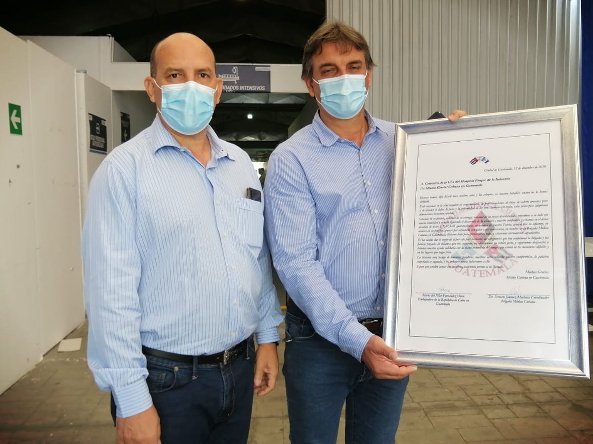 MinSaludGuate's tweet photo. Médicos de la Brigada Médica Cubana entregaron al Hospital Temporal Parque de la Industria  y al grupo de médicos del intensivo del centro, un reconocimiento por la atención que se  brindó al médico de la brigada que hace algunos días egresó recuperado de #COVID19. https://t.co/UXQaUIgXDz