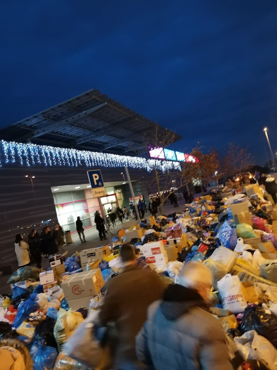 salezd's tweet photo. Organizatori prikupljanja sredstava za psihijatrijsku bolnicu na Ugljanu su unajmili kombi da odnese robu što će građani doniti, a akcija je bila toliko ogromna da se pola grada odazvalo i na kraju ce im trebati sleper da svu tu robu odnesu.Nevjerojatan prizor! https://t.co/h1TRx4adyE