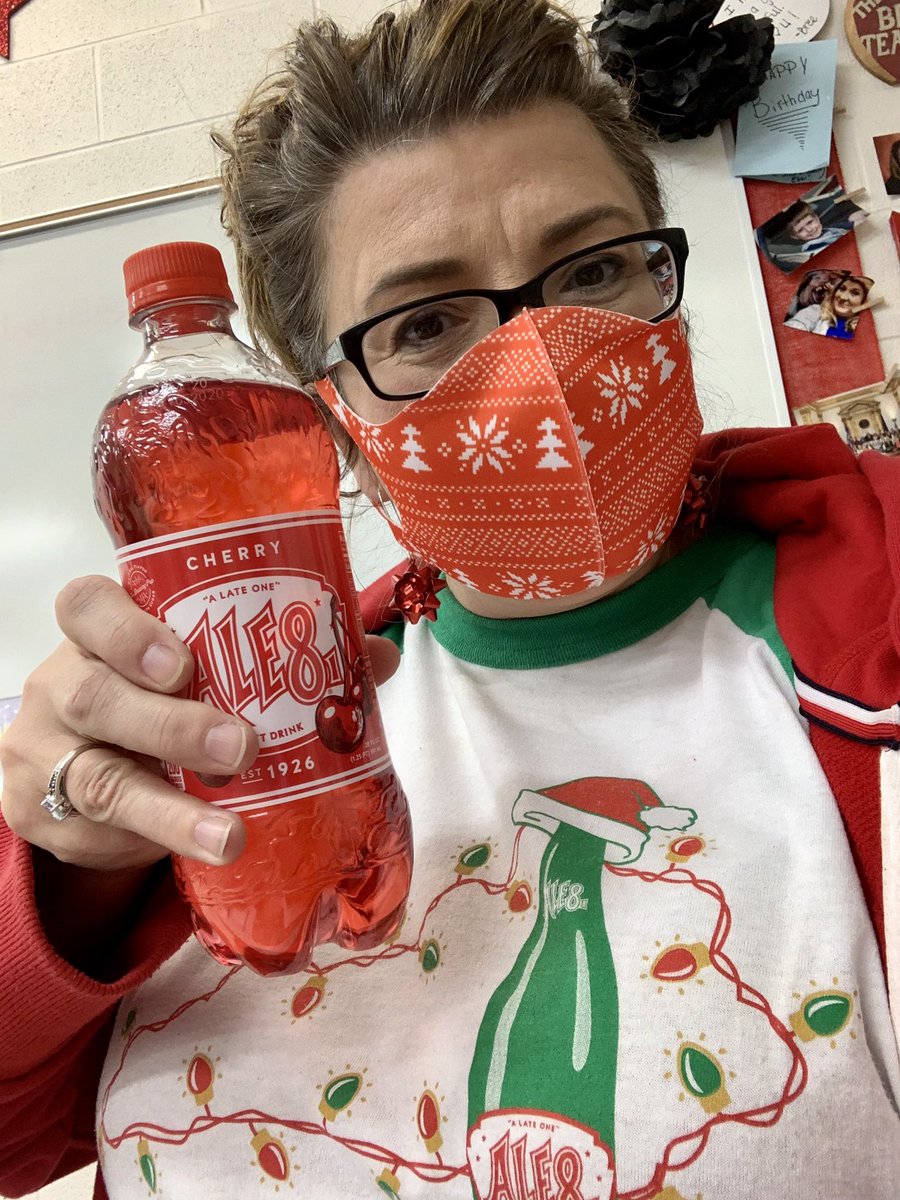MarcieWHanson's tweet photo. As I build my JAG snowman, I want him to SEE with his EYES, that there is no better way to celebrate the holidays than with a cold cherry Ale-8-1!  #MadeInKentucky #JAGHYGGEHOLIDAY #JAGKY @Ale8One https://t.co/4mLP3CRvUH