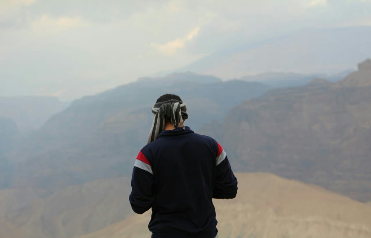 ”إذا استحسنتَني فجُزيتَ خيرًا
وإن ساءتْ ظنونكَ لا أُبالي

أنا طينٌ جُبِلتُ على الخطايا
ولستُ البدر كي ترجو اكتمالي“

#راقت_لي