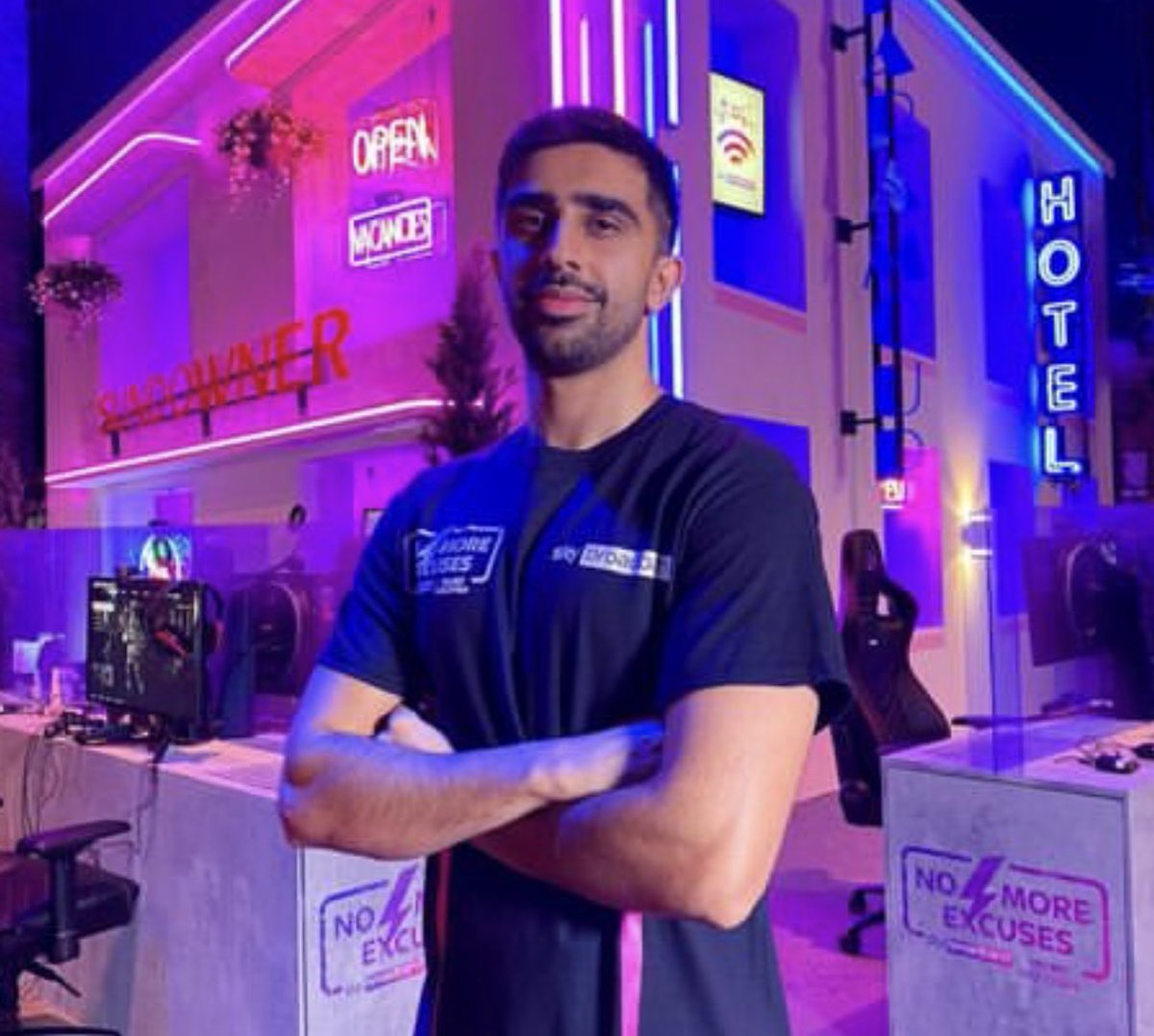 vikkstar photos as bisexual flags: a thread......