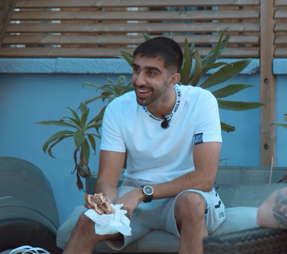 vikkstar photos as bisexual flags: a thread......