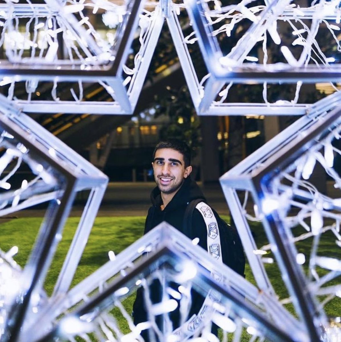 vikkstar photos as bisexual flags: a thread......