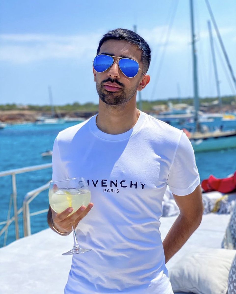 vikkstar photos as bisexual flags: a thread......