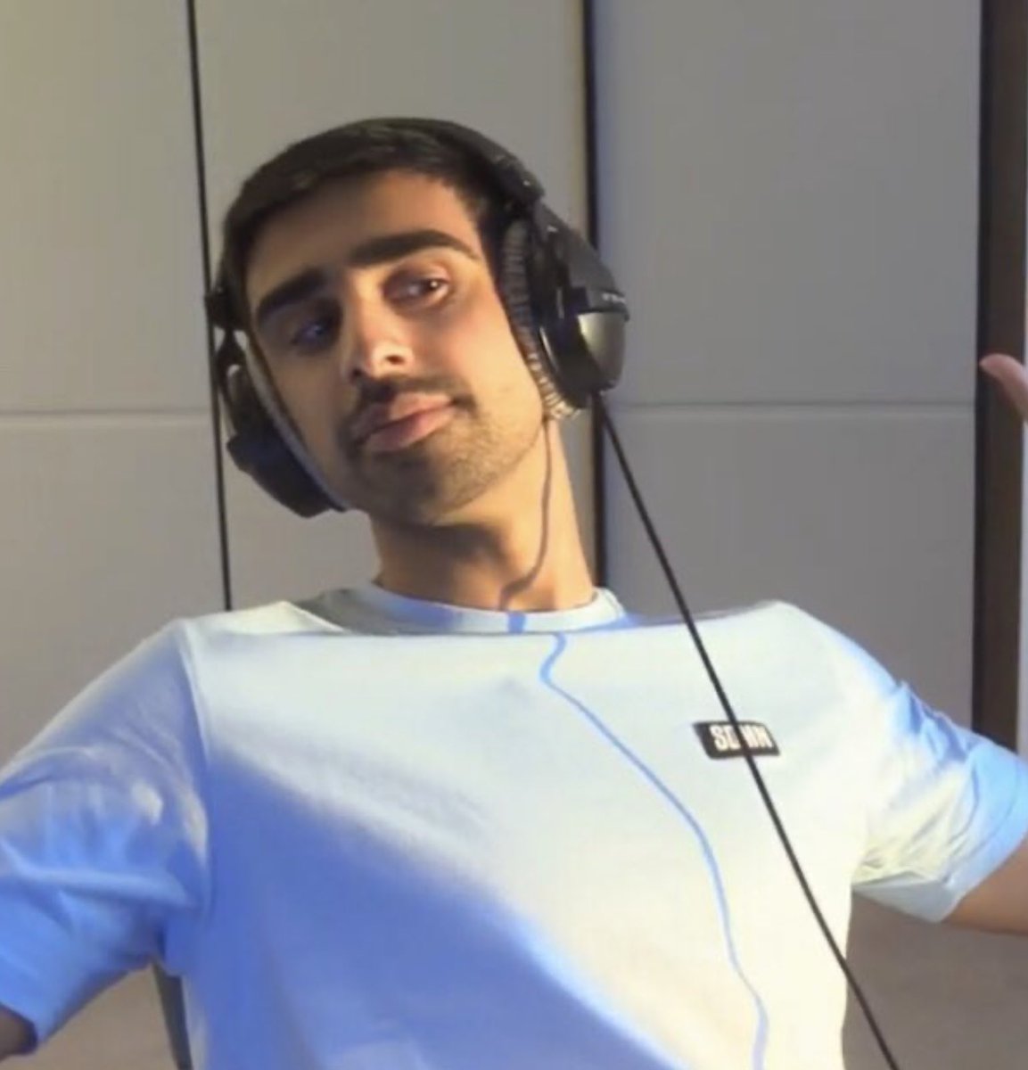 vikkstar photos as bisexual flags: a thread......