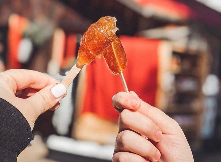 AscendaAgency's tweet photo. Happy #nationalmaplesyrupday everyone! Did you know approx. 80% of the world's maple syrup supply comes from Canada, and Quebec makes up over 90% of the country's production? 🍁🤔

📷 @hicanadahostels @parcomega @TryEnerC #maplesyrup #mapletaffy #sugarshack #Canada https://t.co/EusNsG1QjL