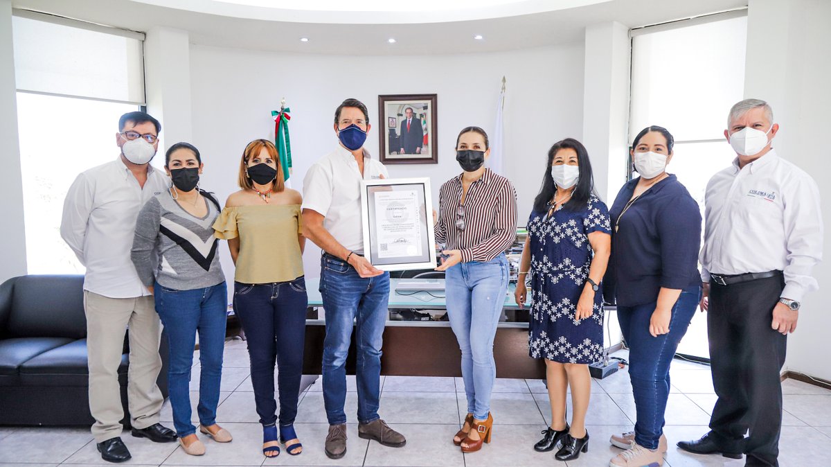 walter_colima's tweet photo. #Colima recibió el Certificado #PROSIMPLIFICA, un Documento emitido por la @CONAMER_MX que acredita que se redujo el costo económico de los trámites y servicios en nuestro estado. https://t.co/oOOxNrgg3n
