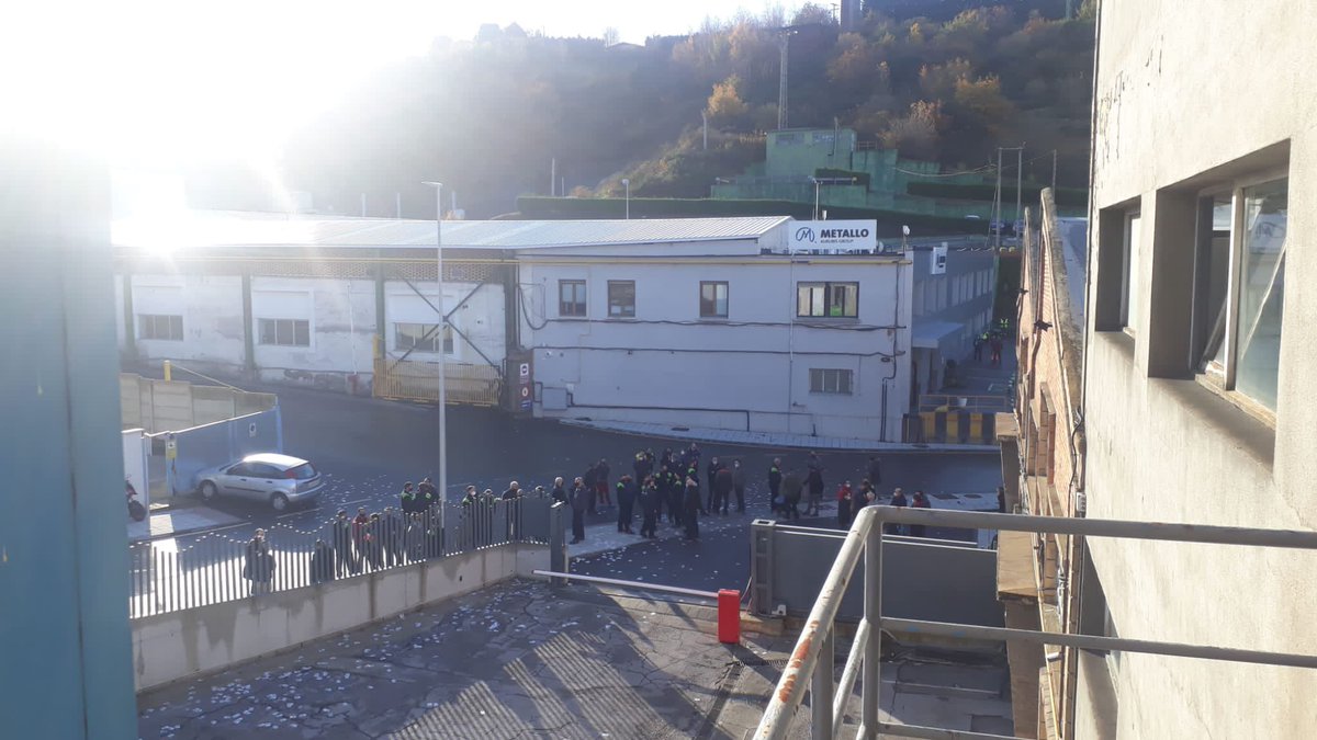 ELAEskumaldea's tweet photo. Alconza Irizar  enpresako langileak borrokan!! Lan baldintzak defendatuz, prekarietatearen kontra!! Gora langileon borroka!!! https://t.co/7PbUoYRcQm