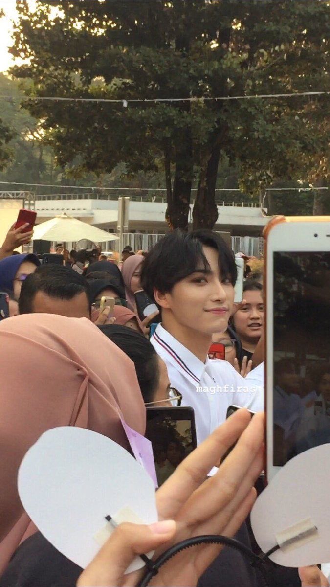 this is how seonghwa looks in real life- a thread