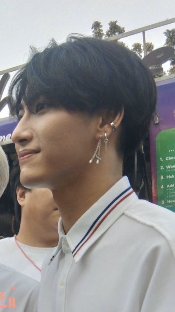 this is how seonghwa looks in real life- a thread