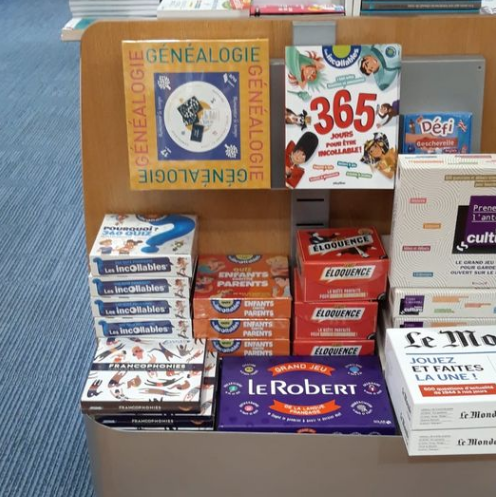 GenealogieXV's tweet photo. Sympa ! Les libraires mettent en avant notre jeu de #généalogie ! Cette photo prise à Blois nous a fait bien plaisir ! https://t.co/O1GkP29Cs4