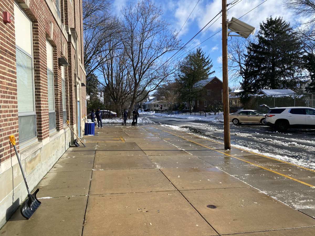 cps_BG's tweet photo. Early start today, but all schools are now cleared of snow.  Some pictures of our staff at the HS this morning https://t.co/DEwe4n75pa