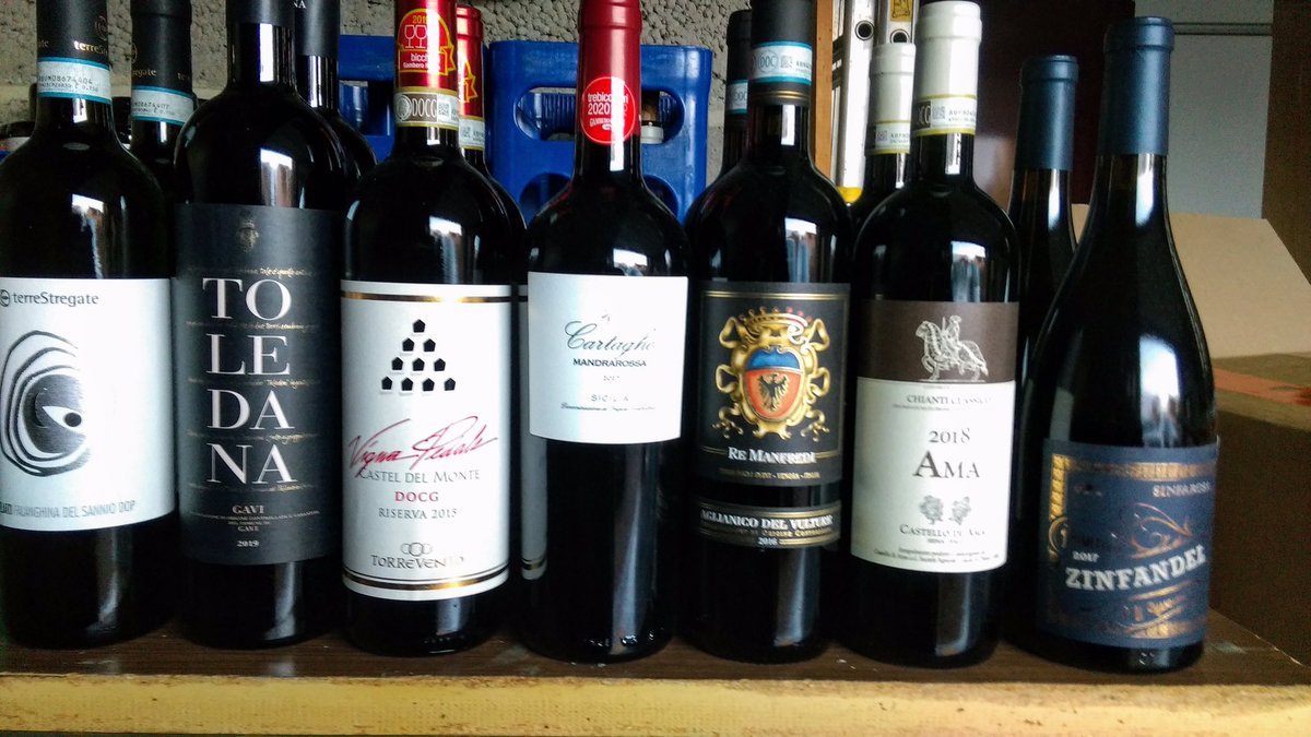 joukesp's tweet photo. #Lockdown2 #WineDelivery #Italy #In3pics
Busy day but all neatly stacked away.
@CastellodiAma @AriOcchipinti @FPupille @TorreventoWines @coltibuono @AgricolaFelline @settesoli58 @villamedoro @ColleMassari @tenutapandolfa @GIVcalmasino #TerredegliSvevi #TerreStregate #Hofstätter https://t.co/1uTpYoCAZz